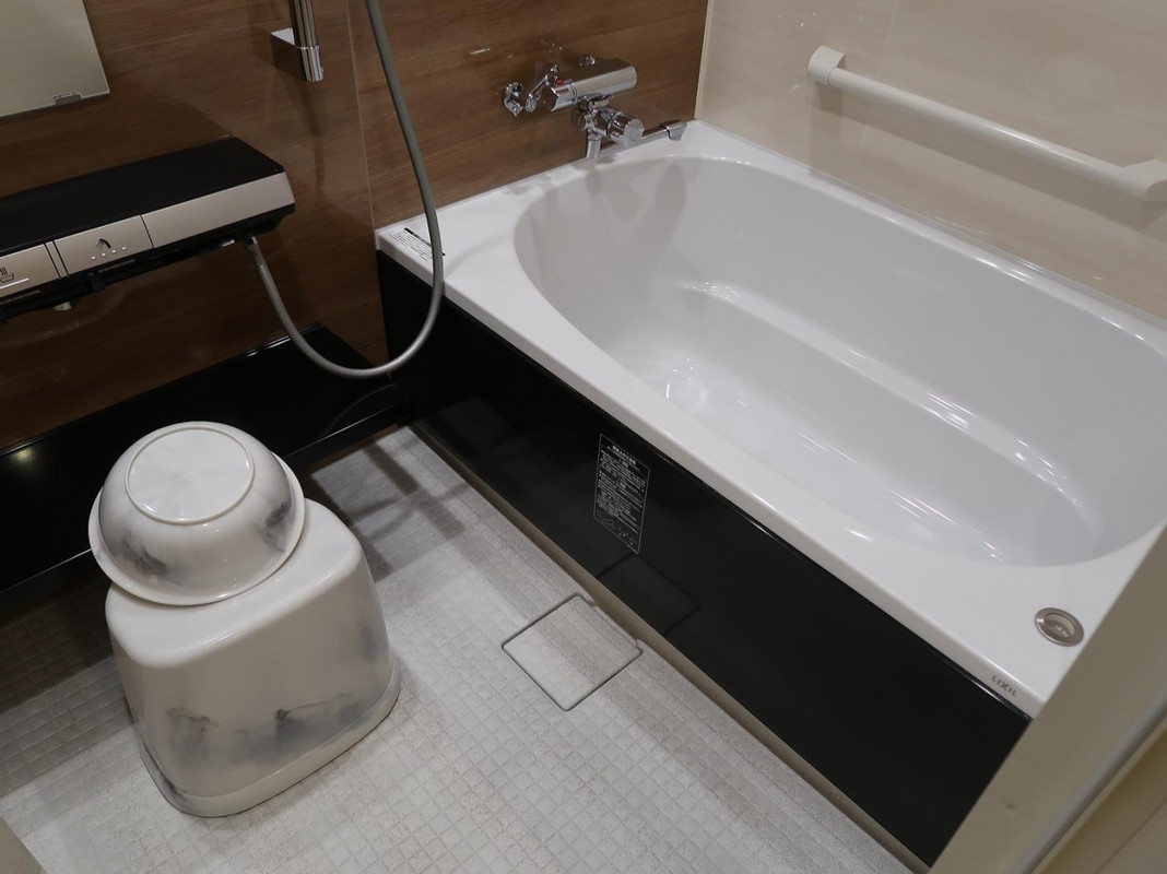 部屋付きの浴室。水圧が高くお湯が豊富なシャワーが気持ちよし