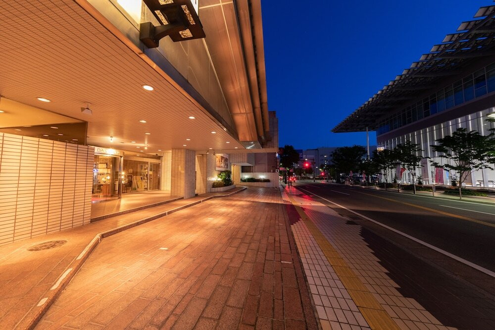 施設の正面 (日没後)