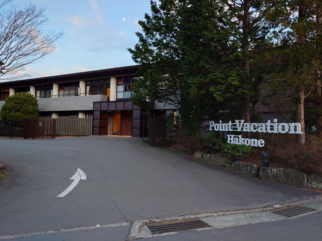 ロビー外、右手にワンコ待機場所があります