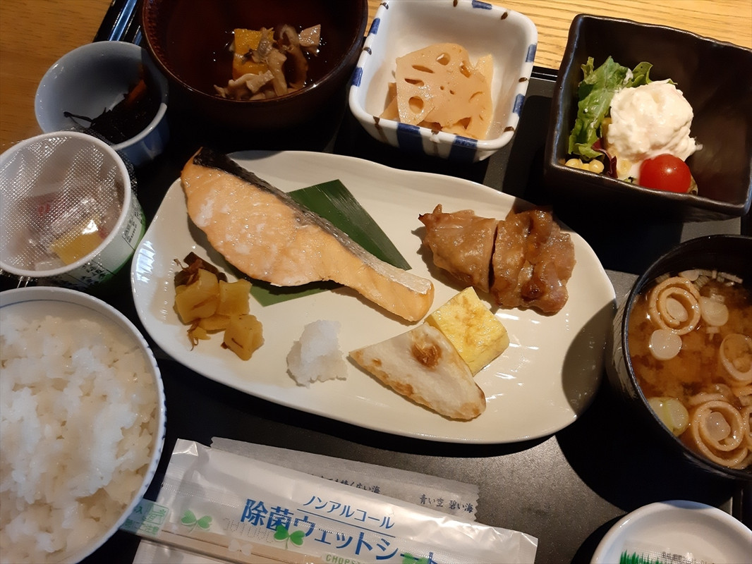 二日目の朝食。一日目とは焼き魚の種類が違うだけ。