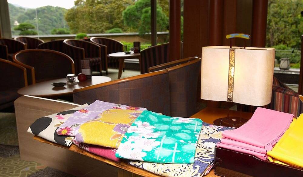 庭園ビューの館内で
優雅にチェックイン / 4