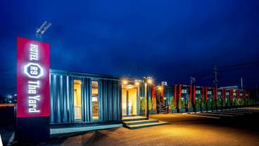 施設の正面 (日没後) / 1