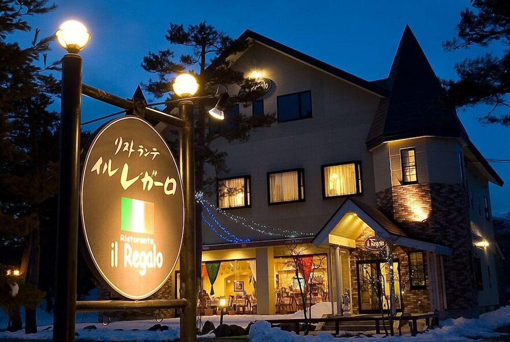 施設の正面 (日没後)