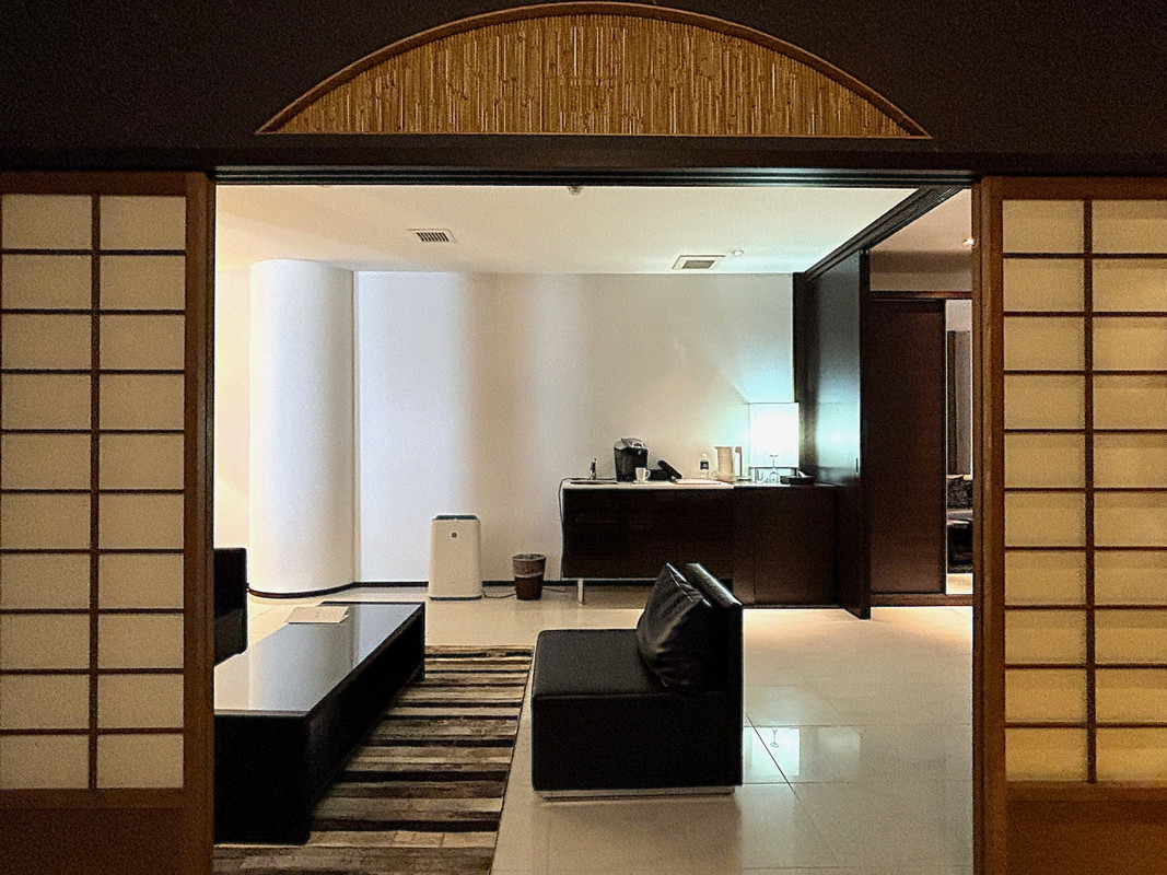 月芭蕉 401号室の和室からミニバー(シンクあり) 方向