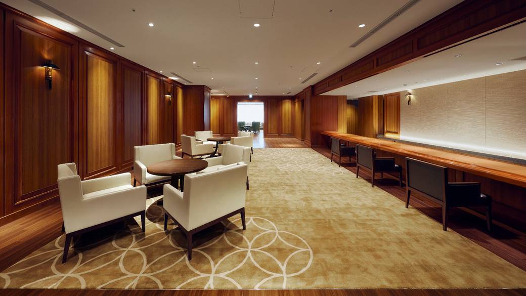 70年超の歴史を感じるフロント / 1