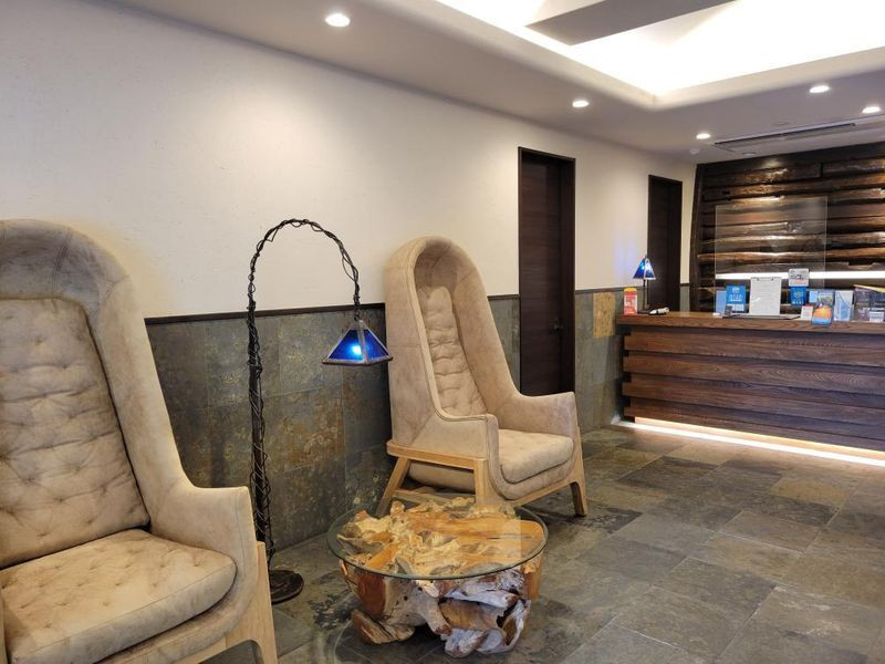 ロビーの調度品は高級感のあるものばかり / 2