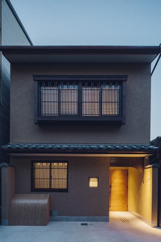 施設の正面 (日没後)