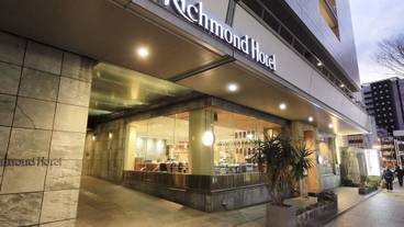 施設の正面 (日没後) / 6