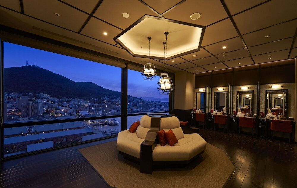 イクラ、いか、甘エビ…。お好きな具材でオリジナル海鮮丼を4769438