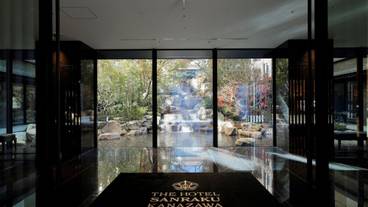 エントランスからの中庭 / 4