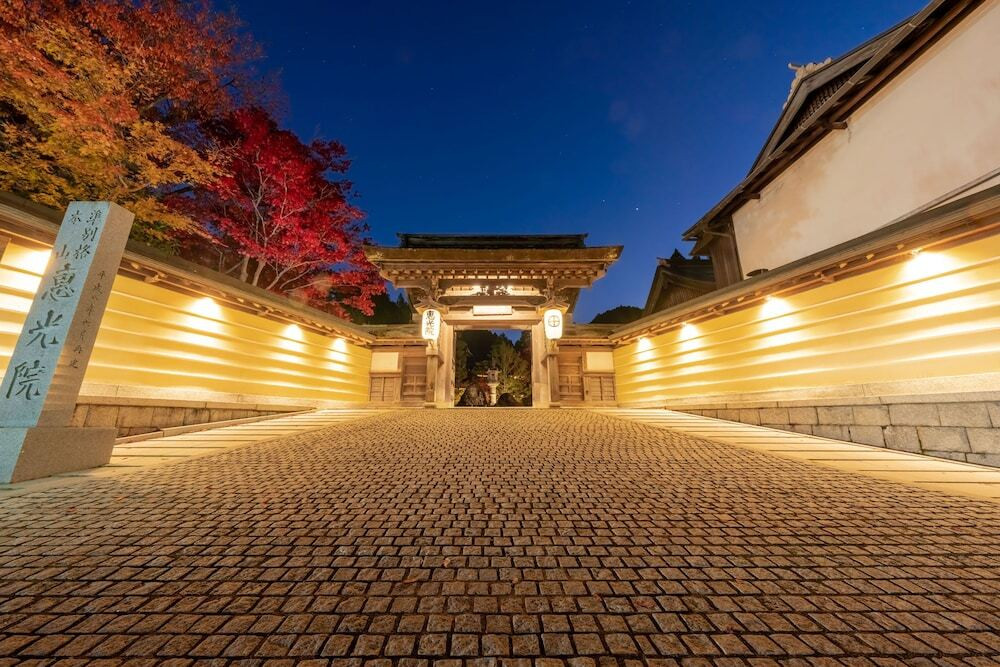 施設の正面 (日没後)