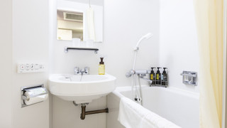 [喫煙] ツインルーム ベッド幅120cm x 2台/2名まで/18.3平米