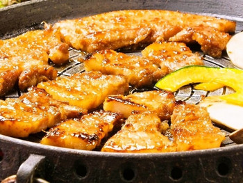 「ハヌリ 新宿」料理 1082922 漬けサムギョプサル。激うまです。もちろん野菜は食べ放題！なんと９８０円！某老舗有名鮨店の鮪のヅケがあまりにも美味しいのでパクリました。すみません。