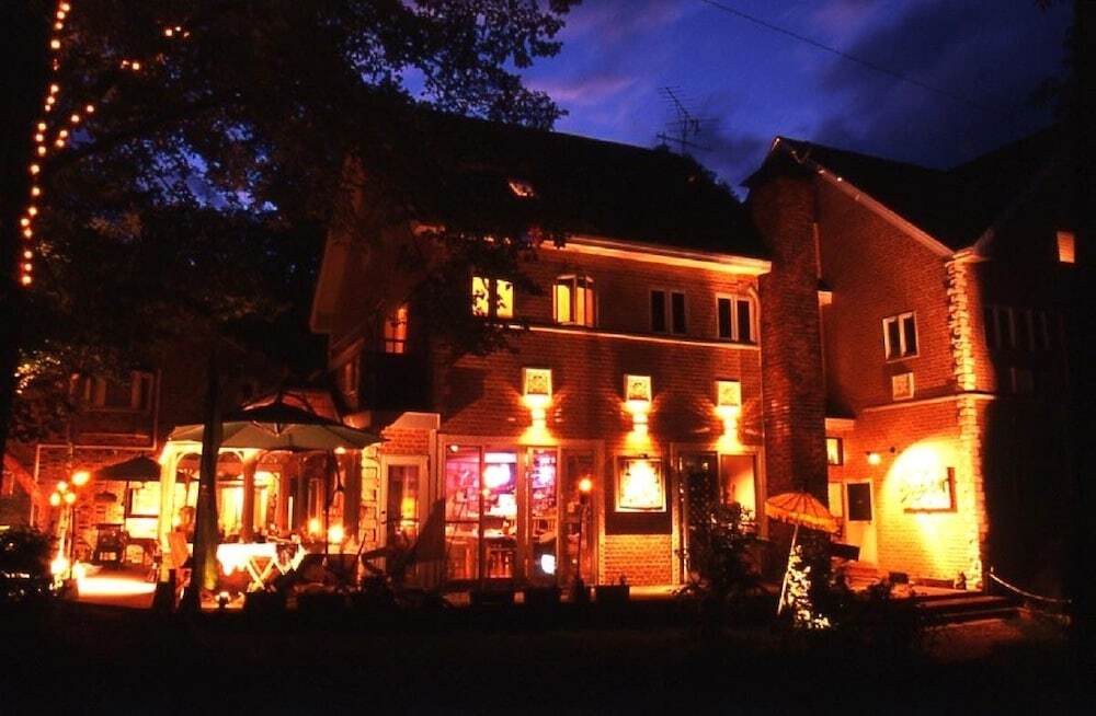 施設の正面 (日没後)