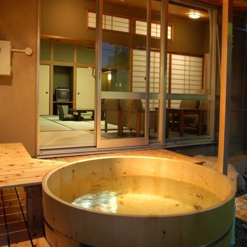 「芙蓉山荘」温泉街を望む和室 / 5