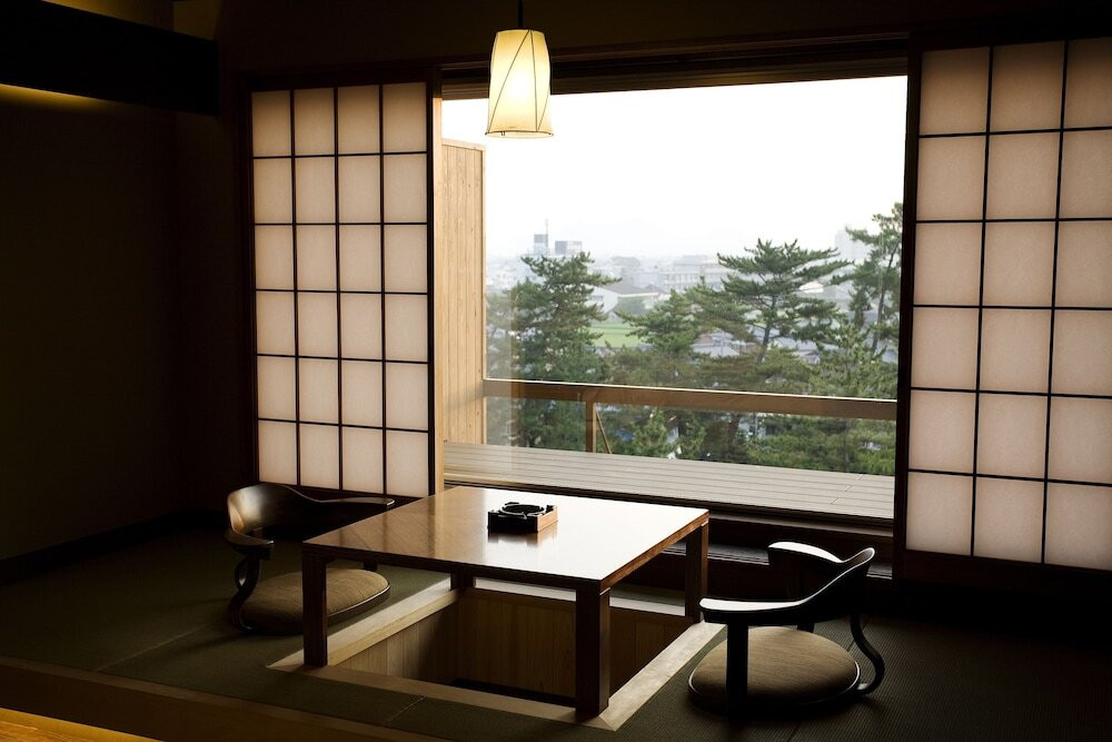 客室内のダイニングエリア