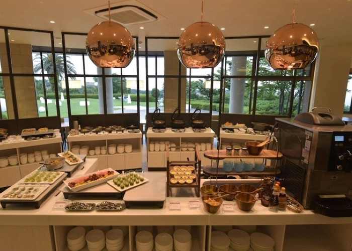 シェフが目の前で腕を振るうステーキのフランベや、アツアツの揚げものにみんな釘付け！