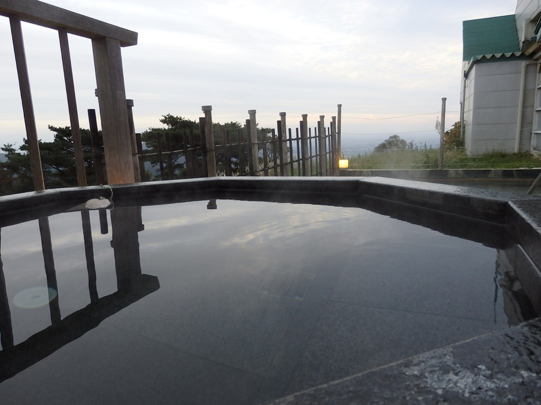 露天風呂　手前は薬草の湯