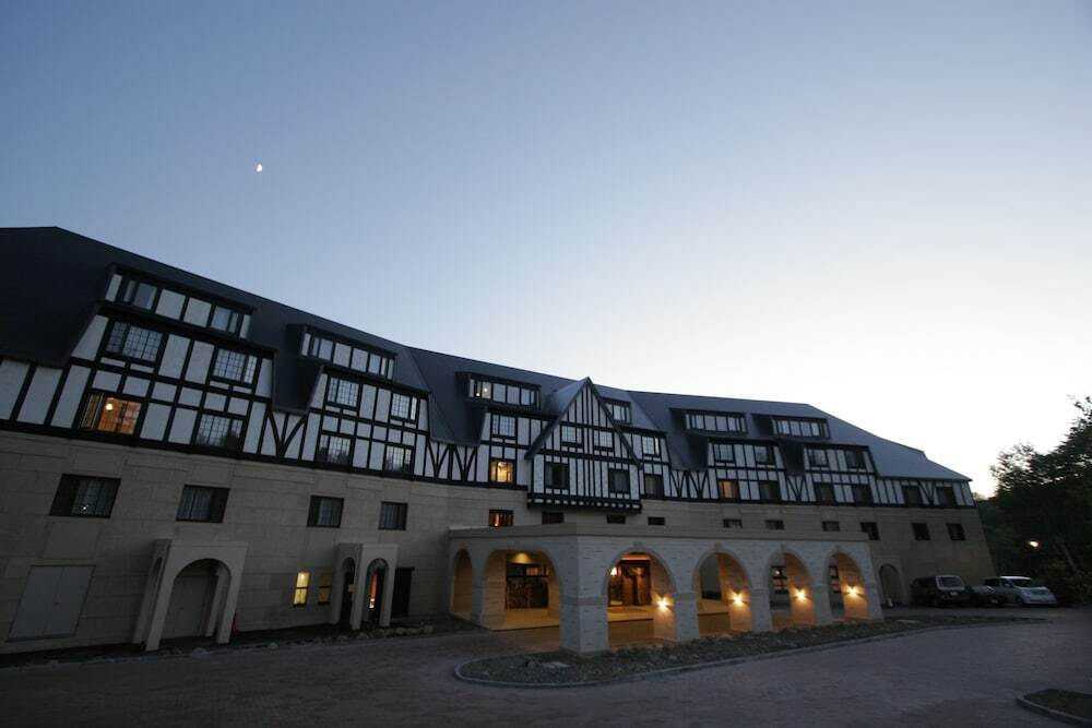 施設の正面 (日没後)