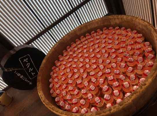 草津温泉 湯宿 季の庭(ときのにわ)(クサツオンセン ユヤド トキノニワ) | 朝は湯上り処にヤクルトが!