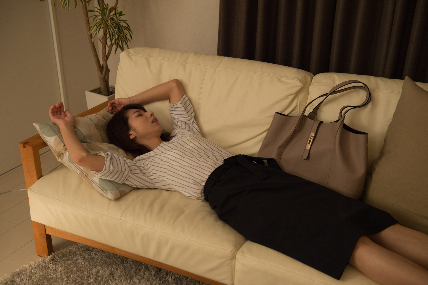 ソファで仮眠する若い女性