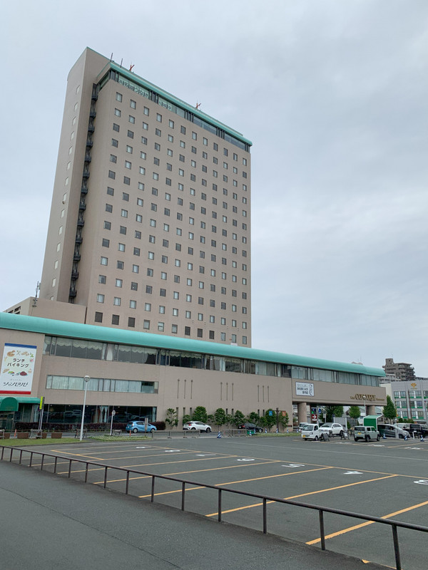 お城の横に聳え立っています