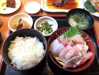 「まぐろ食堂 七兵衛丸」料理 702534 王道 活きイキ刺身定食 1500円！