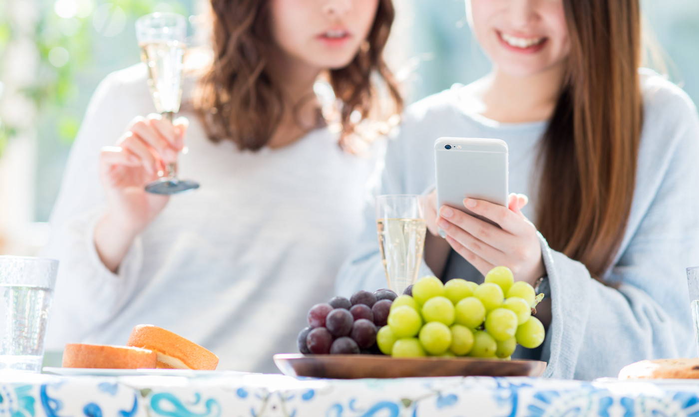 女子会（スマホ）