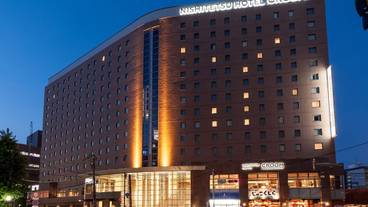 施設の正面 (日没後) / 1