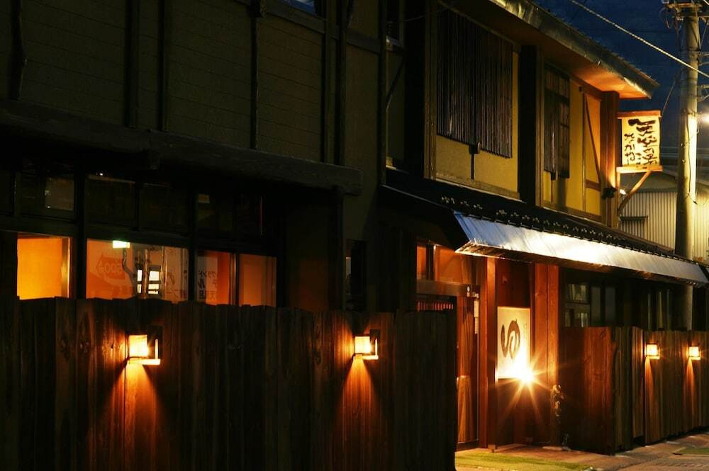 施設の正面 (日没後)