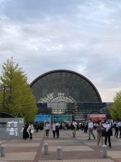 歩いてすぐにインテックスがあります