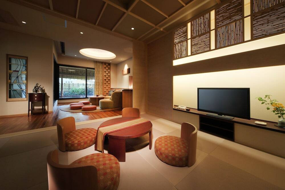 9つの湯が堪能できる日本庭園付きの宿3380633