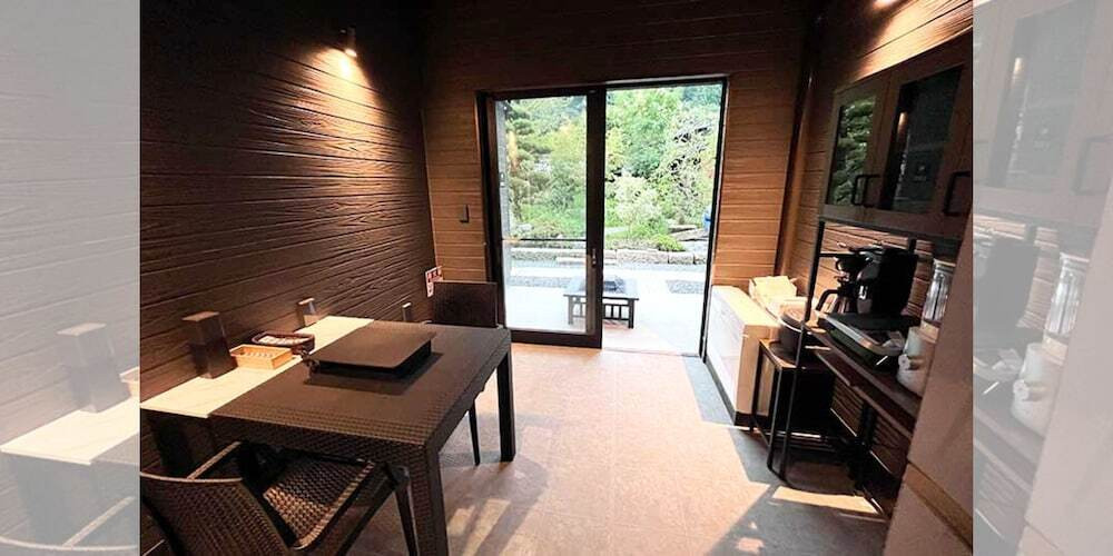 客室内のダイニングエリア