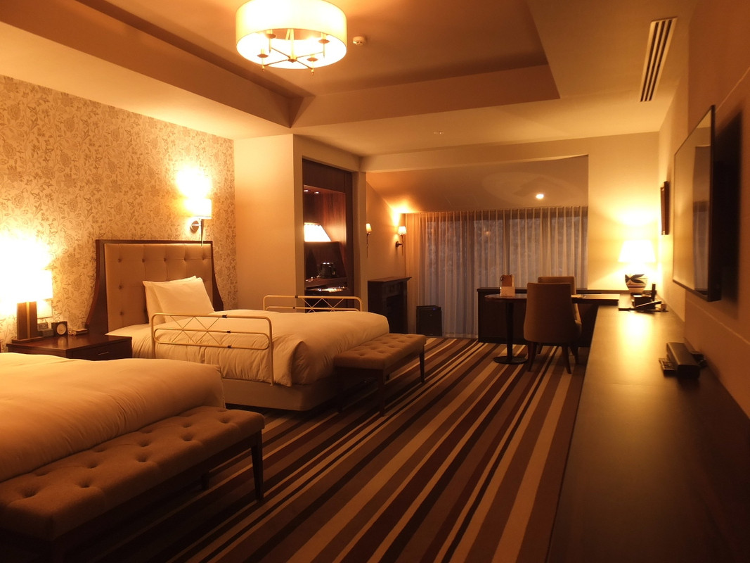 お部屋は広々。