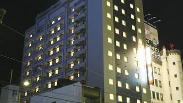 施設の正面 (日没後) / 2