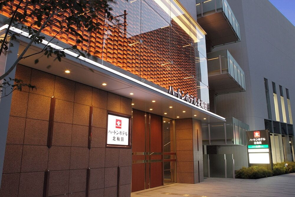 施設の正面 (日没後)