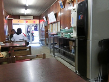 「山為食堂」内観 1005192 右手にお茶やお冷のセルフサービスコーナー。レンゲも置いてありました。