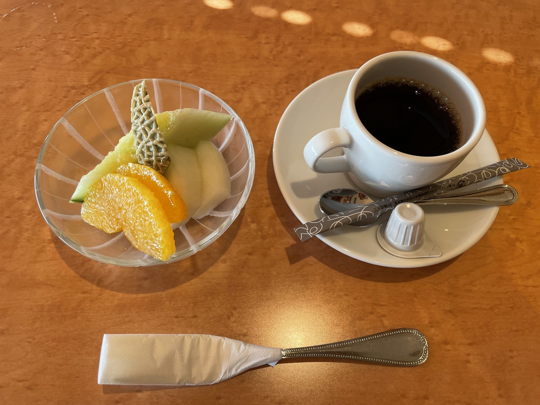 朝食後のデザートとコーヒー