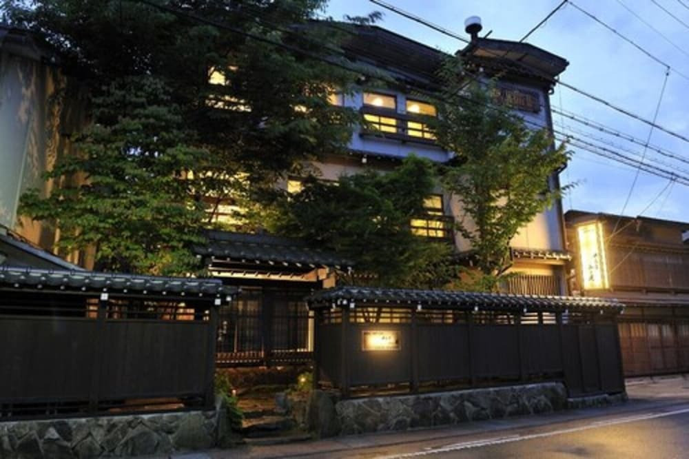 施設の正面 (日没後)