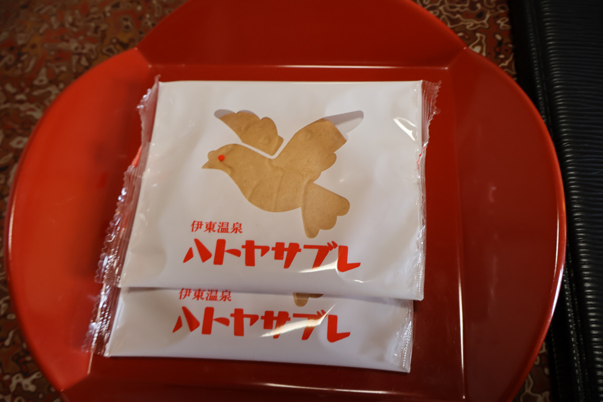 客室にハトヤサブレがありました