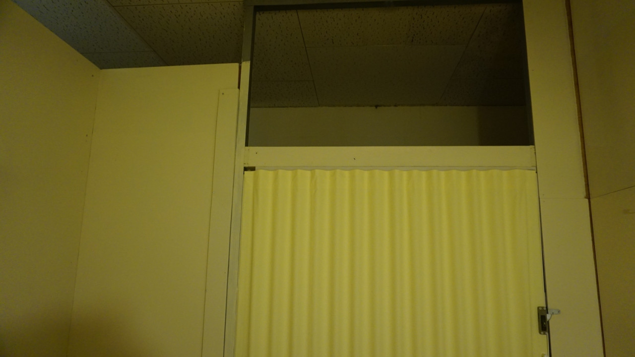 ドアはアコーディオンで廊下に光が漏れる