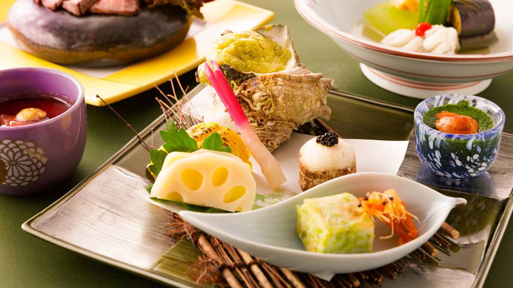個室の食事処で
美しい季節の和会席を / 2