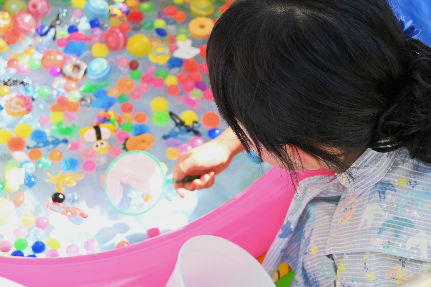 スーパーボールすくいをする浴衣の少女