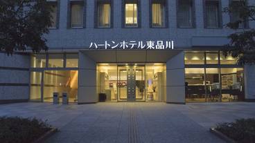 施設の正面 (日没後) / 1