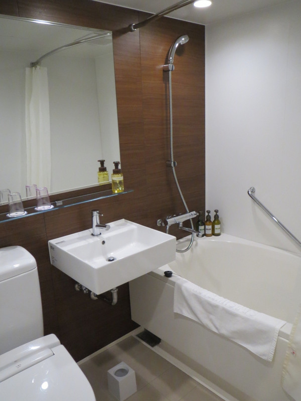 ドアを洗面台側に開けるタイプ　出入りがしにくい