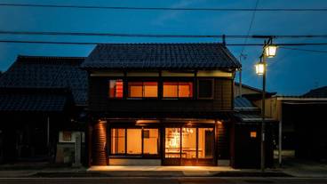 施設の正面 (日没後) / 4