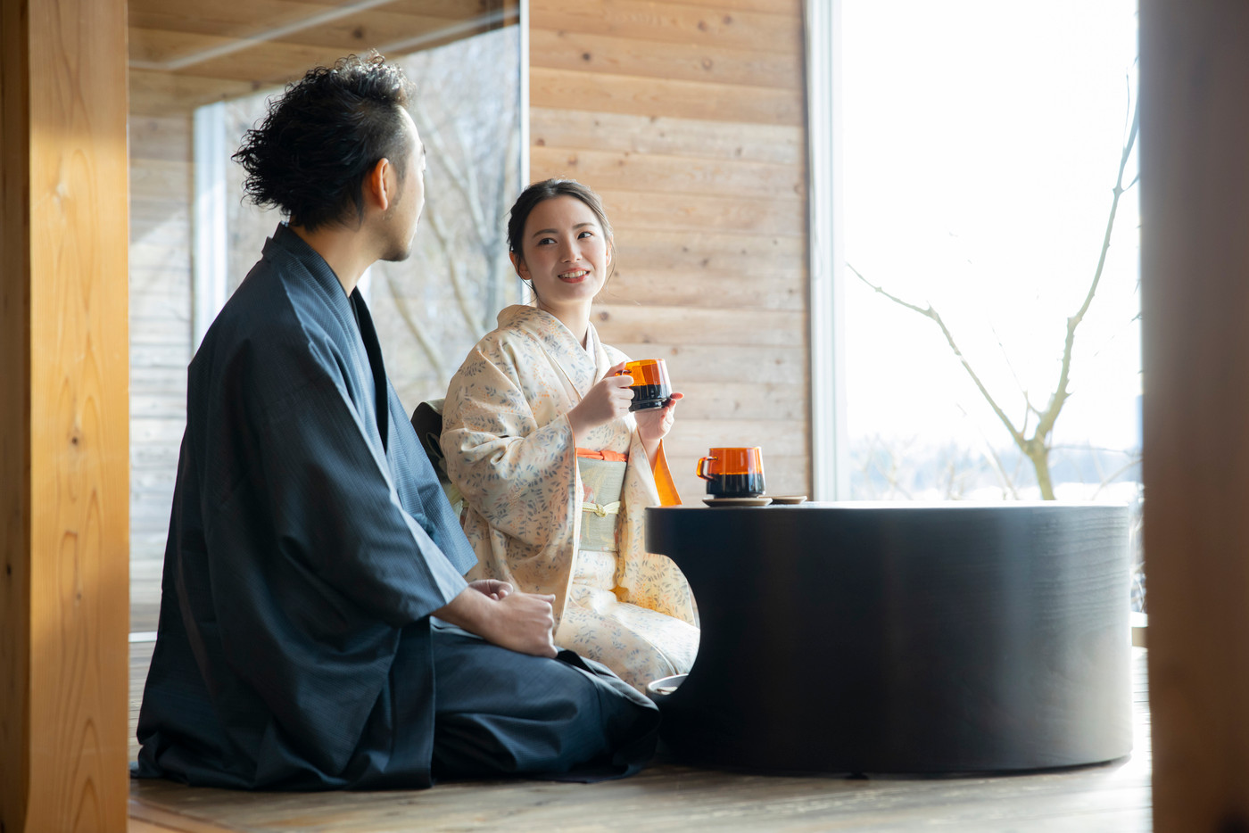 コーヒーを飲む着物のカップル