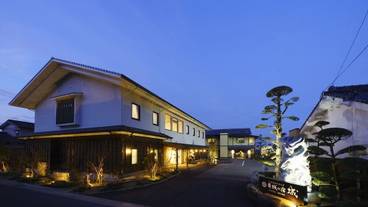 施設の正面 (日没後) / 5