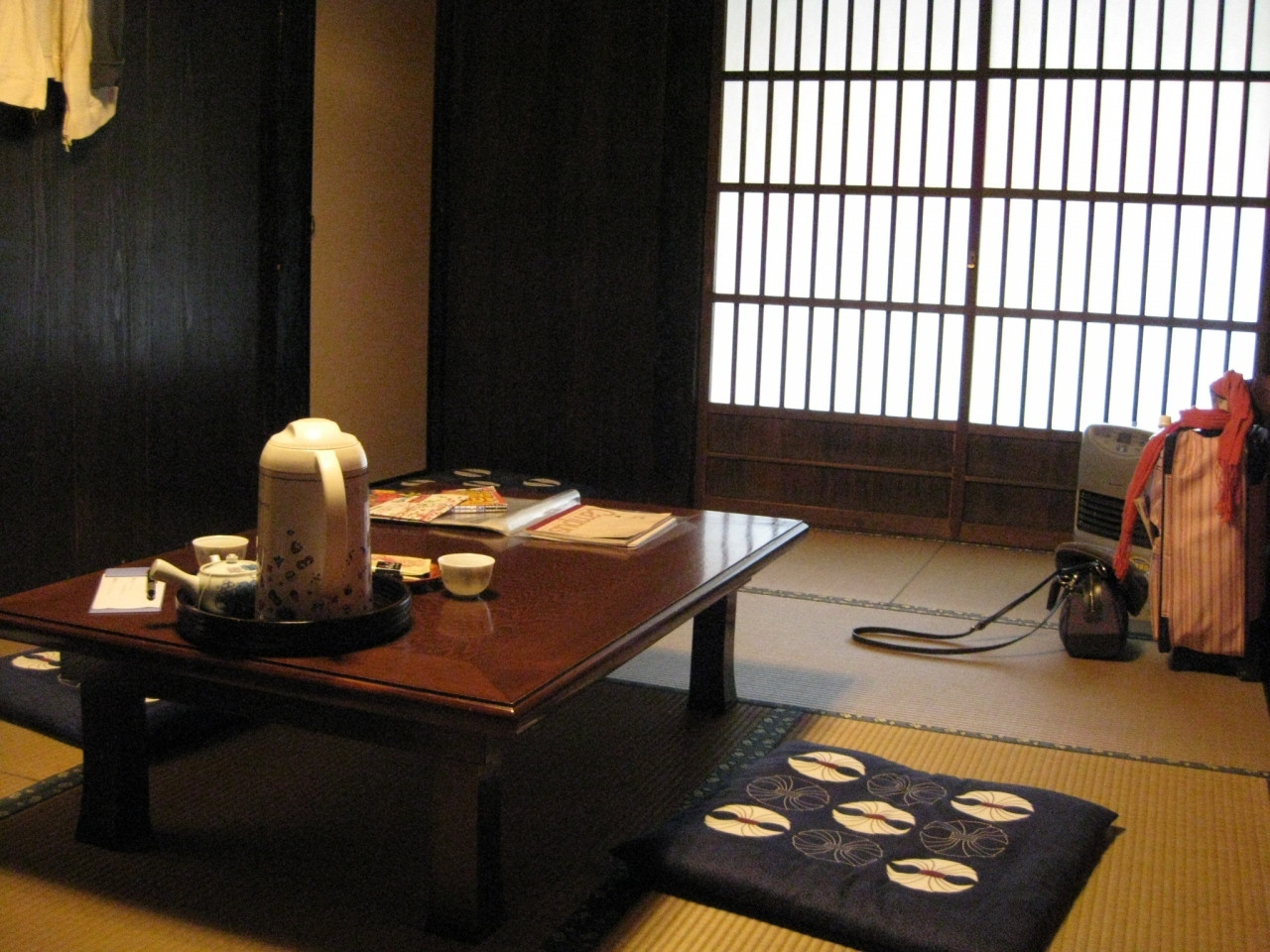 2.合掌造りの宿　一茶4071724