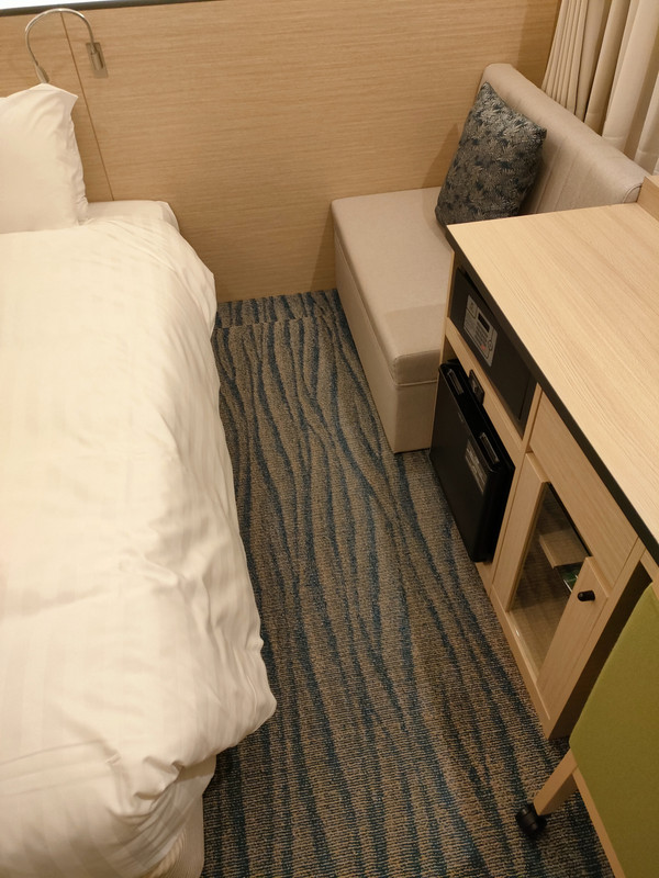 机の脇に冷蔵庫などがあります